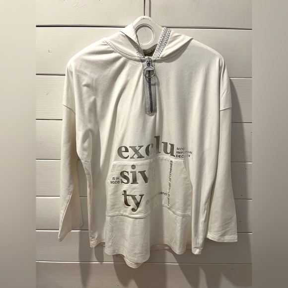 🤍TRICOTTO – WHITE HOODED TOP WITH ZIP DETAIL – EST. SIZE XL–XXL - Picture 1 of 9